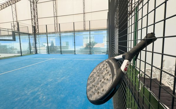¿Cuál es la mejor manera de elegir una raqueta de tenis adecuada para principiantes?